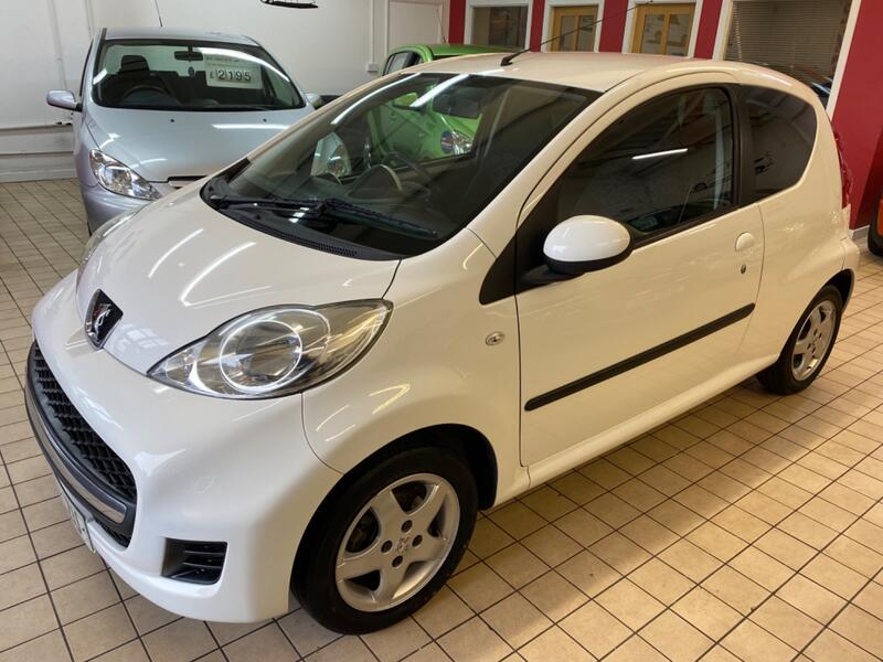 View PEUGEOT 107 1.0 12V Sportium