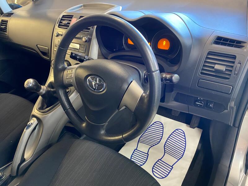 TOYOTA AURIS