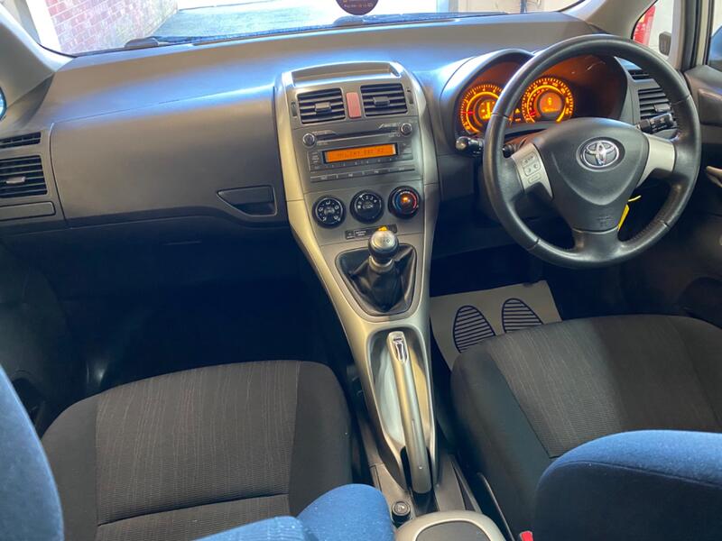 TOYOTA AURIS