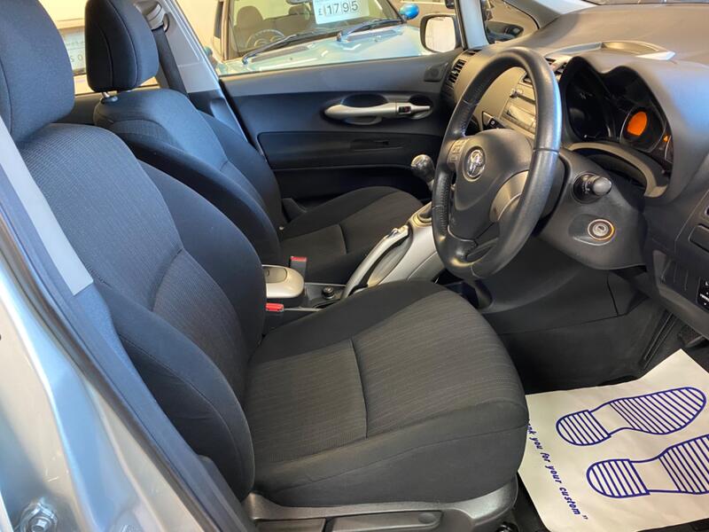 TOYOTA AURIS