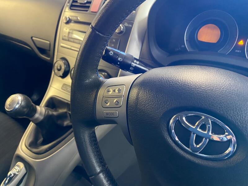 TOYOTA AURIS