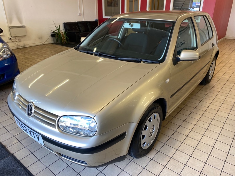 View VOLKSWAGEN GOLF E