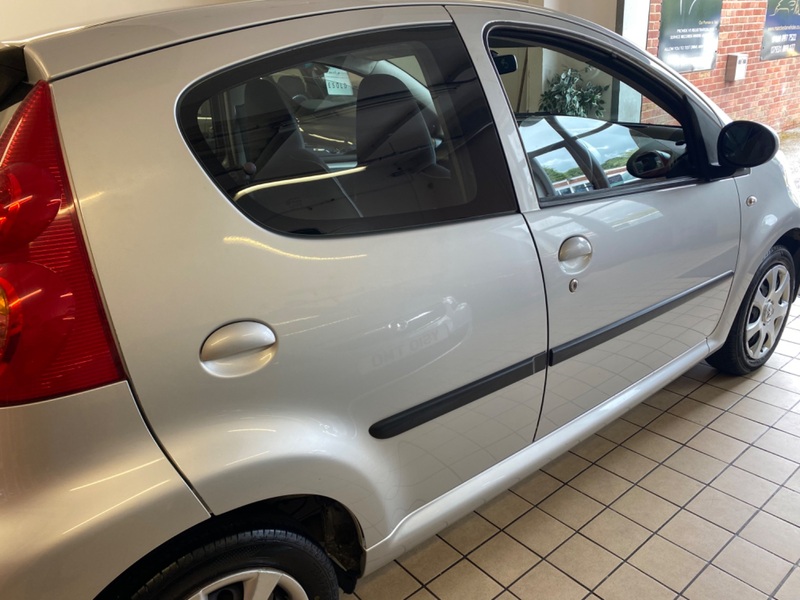 PEUGEOT 107